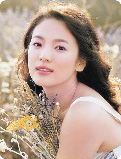 日韩冻龄女神比拼：宋慧乔vs深田恭子谁嫩