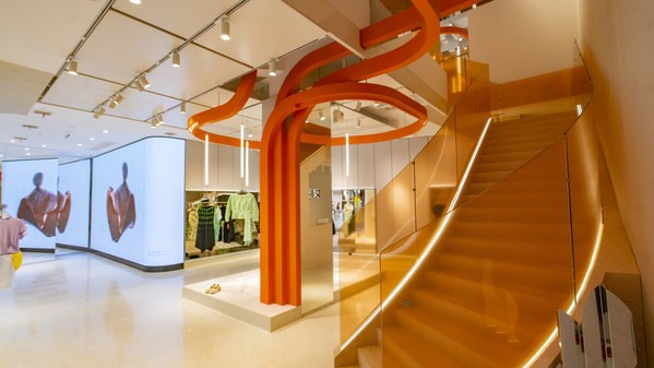 关晓彤代言艾莱依羽绒服 品牌转型全面开花