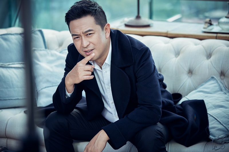 张嘉译曝儒雅写真举手投足尽显风度