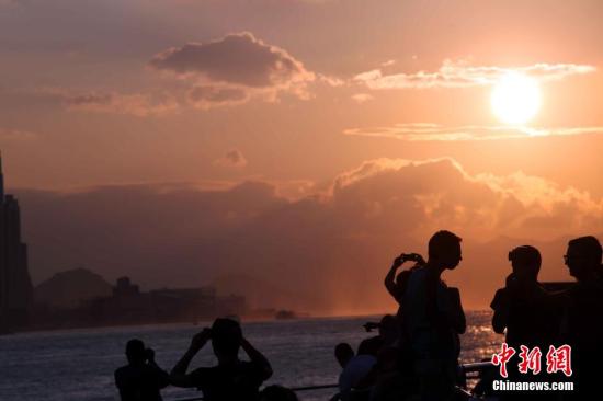 香港前两月内地游客跌18% 将投放亿元重塑旅游形象