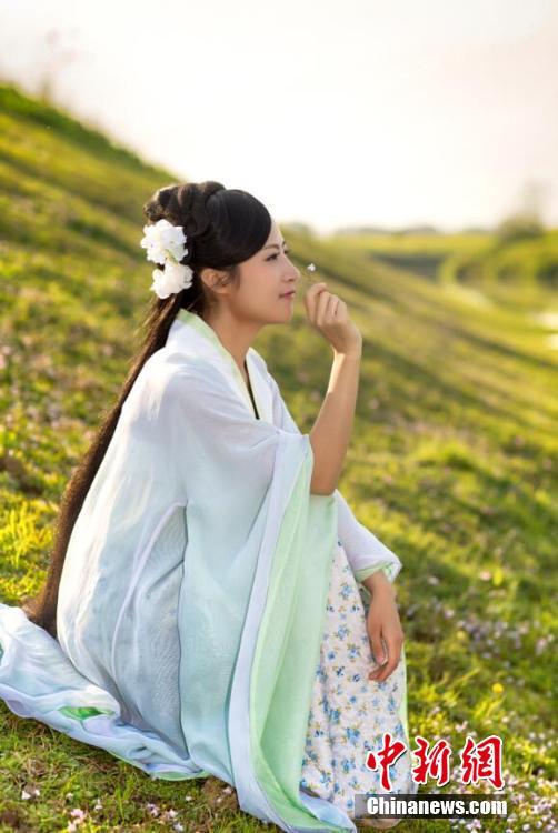 女大学生村官拍古装照推荐乡村走红 称不想做网红