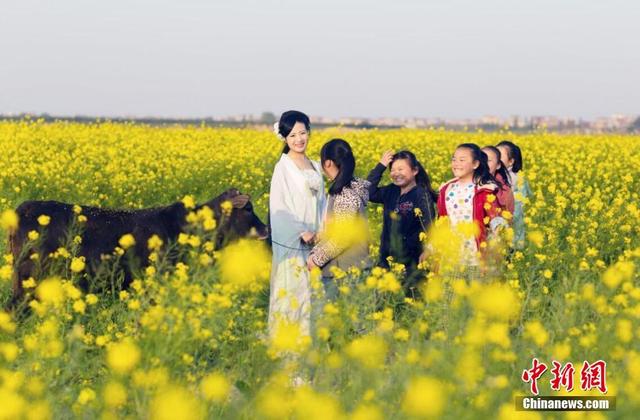 女大學生村官拍古裝照推薦鄉村走紅 稱不想做網紅