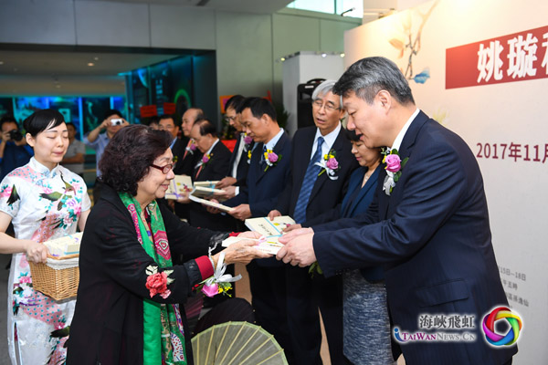 图片默认标题_fororder_4、“姚璇秋先生艺术回顾展”11月15日上午在澳门科学馆馆开幕，姚璇秋先生向主礼嘉宾赠送《姚璇秋从艺65周年纪念画册》。