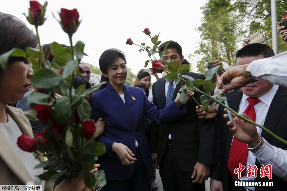 泰國前總理英拉出席庭審 獲支持者獻花