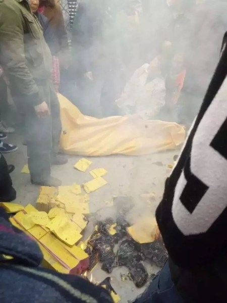 四川12岁女生宿舍内上吊 室友以为开玩笑为其盖被(组图)