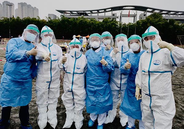 成都市龙泉驿区“疫”线事迹：夫妻齐上阵 “疫”路显担当_fororder_黄志春（左一）、蒋丽（---右一）和同事们组成的核酸采样小分队整装待发-供图--成都市龙泉驿区委宣传部