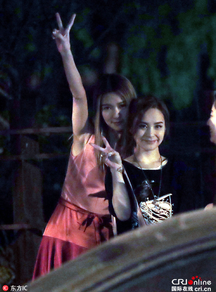 阿娇相约闺蜜薛凯琪吃日料 冲镜头比v与记者打招呼