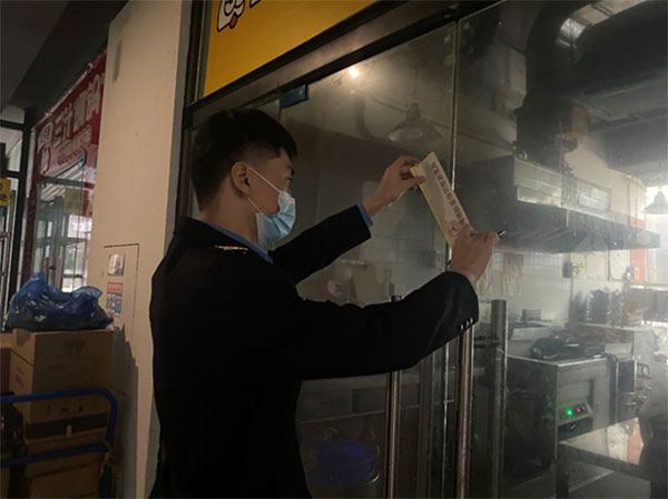 （首批附链接）成都高新区桂溪街道市场监督管理所：开启疫情防控新模式 打好联防联控“组合拳”_fororder_工作人员对不按要求落实疫情防控措施的商家贴上封条整改- 供图桂溪街道市场监管所