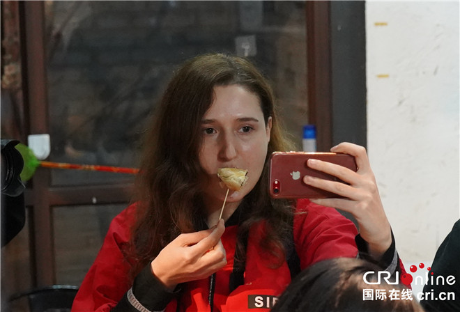 【寻找中国“延”色】嗨玩延安老街看红秀演艺 丝路大V要让世界了解真实的中国_fororder_图片902