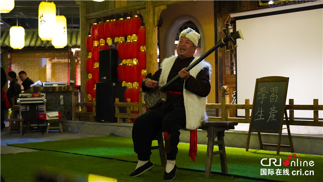 【寻找中国“延”色】嗨玩延安老街看红秀演艺 丝路大V要让世界了解真实的中国_fororder_图片907