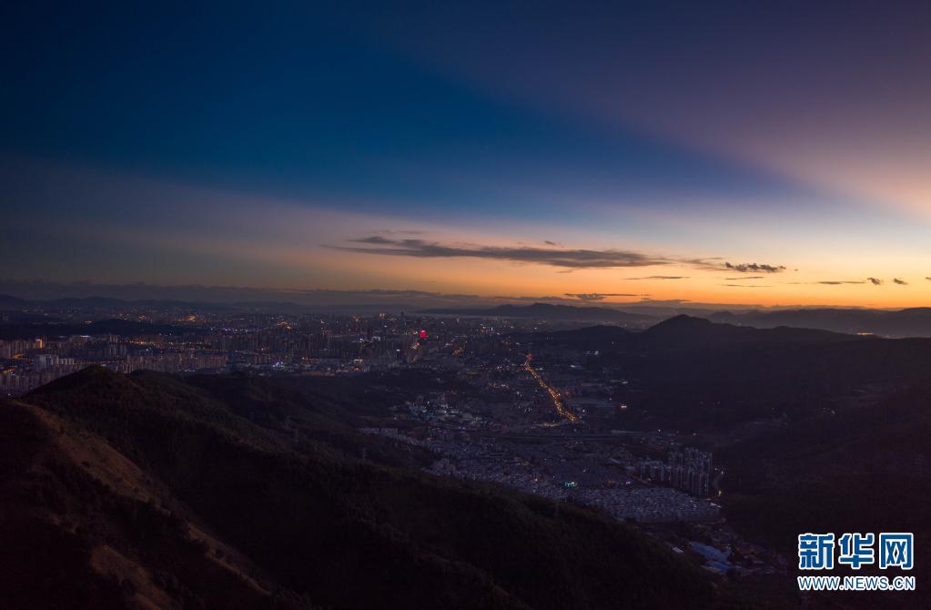 飛閱摩天嶺 邂逅夕陽中的春城