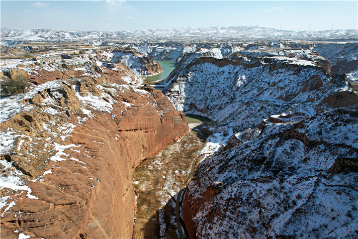 陕西靖边：初雪覆丹霞 风景成画_fororder_5、一条小河“穿行”在峡谷之间