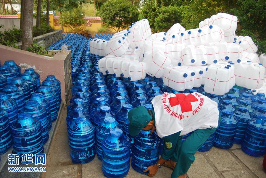 在越南槟椥省榕醇县,越南红十字会工作人员为当地民众分发饮用水