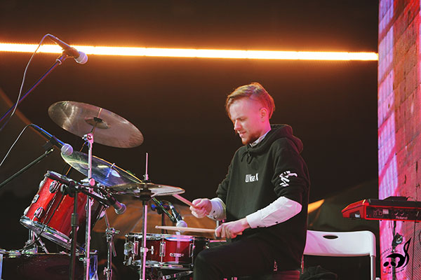 （最多附链接）以音乐联通世界 2021成都国际友城青年音乐周唱响都江堰_fororder_乐队演出-供图-都江堰市委宣传部