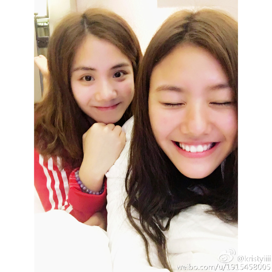 游泳女神刘湘和闺蜜暖情四连拍