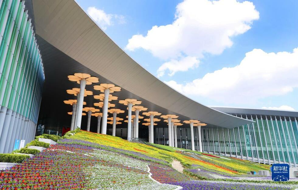 【聚焦上海-焦点图】第四届进博会：国家会展中心（上海）南广场装饰一新