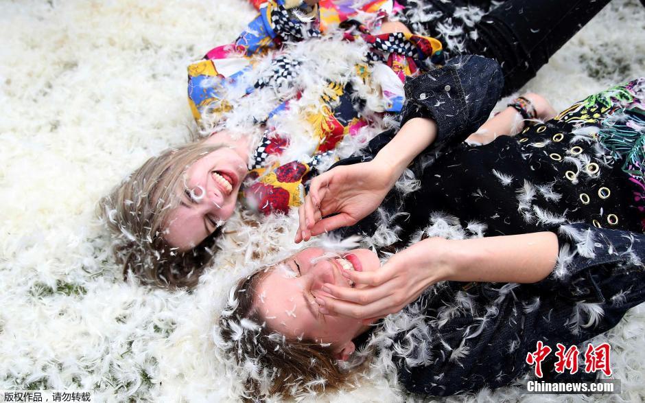 世界多地民众欢度国际枕头大战日