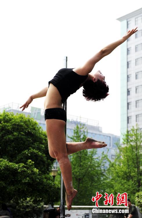 国家钢管舞队员成都街头秀绝技