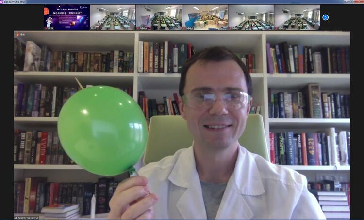 北科院创建“一带一路”国际科学工作坊丰台一小“云”上开讲_fororder_尼古拉教授演示气球烤串实验