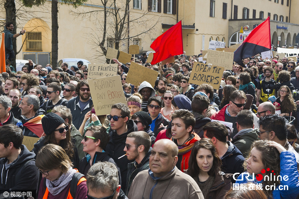 brenner,数百名示威者聚集在连接奥地利和意大利的一个重要通道,抗议