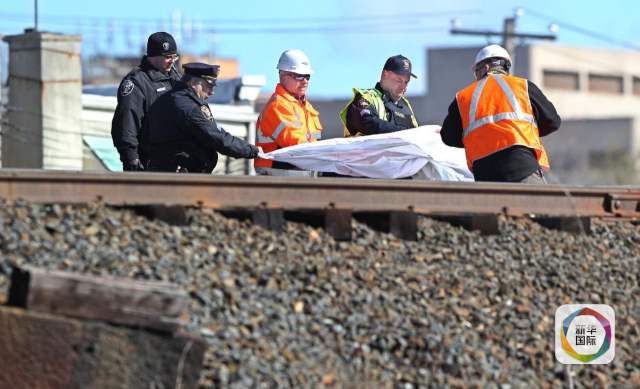 美国火车撞上挖土机 造成至少2人死亡35人受伤(组图)