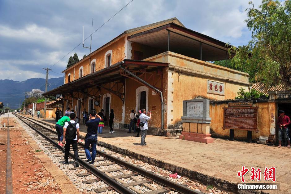 中国最古老火车站清明吸引游客