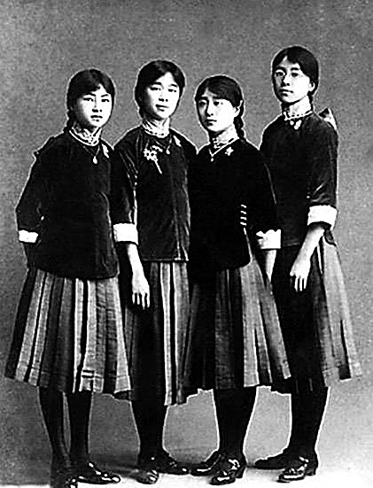 1916年，培华学校的女子校服，左一是林徽因