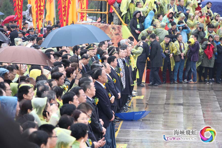 4月4日上午，丙申（2016）年清明公祭軒轅典禮在陜西省黃陵縣舉行。圖為臺(tái)灣同胞與海內(nèi)外各界人士出席清明公祭軒轅典禮。