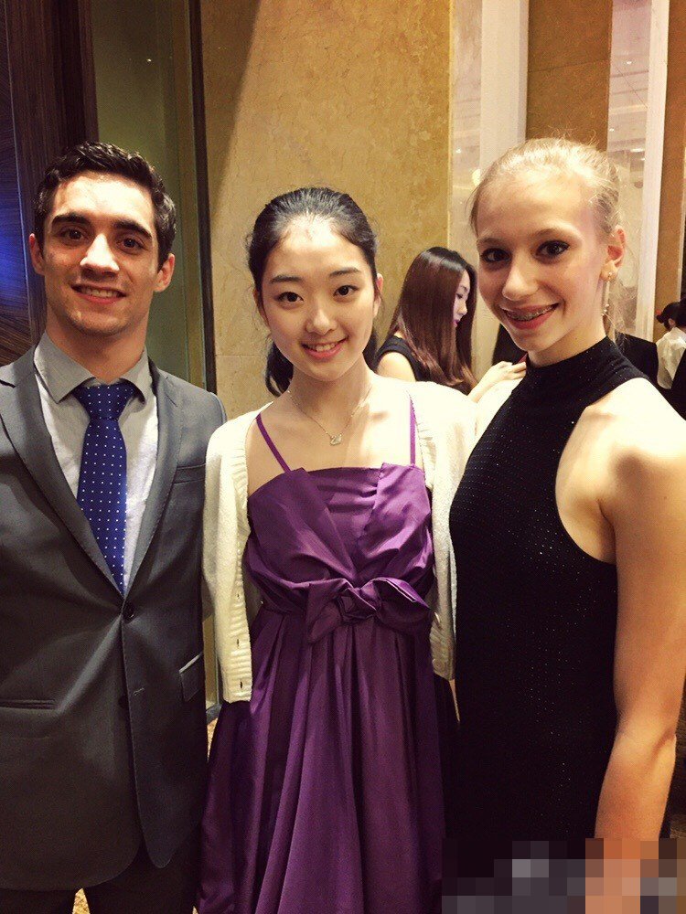 李子君出席花滑晚宴 性感低胸黑裙闪耀全场