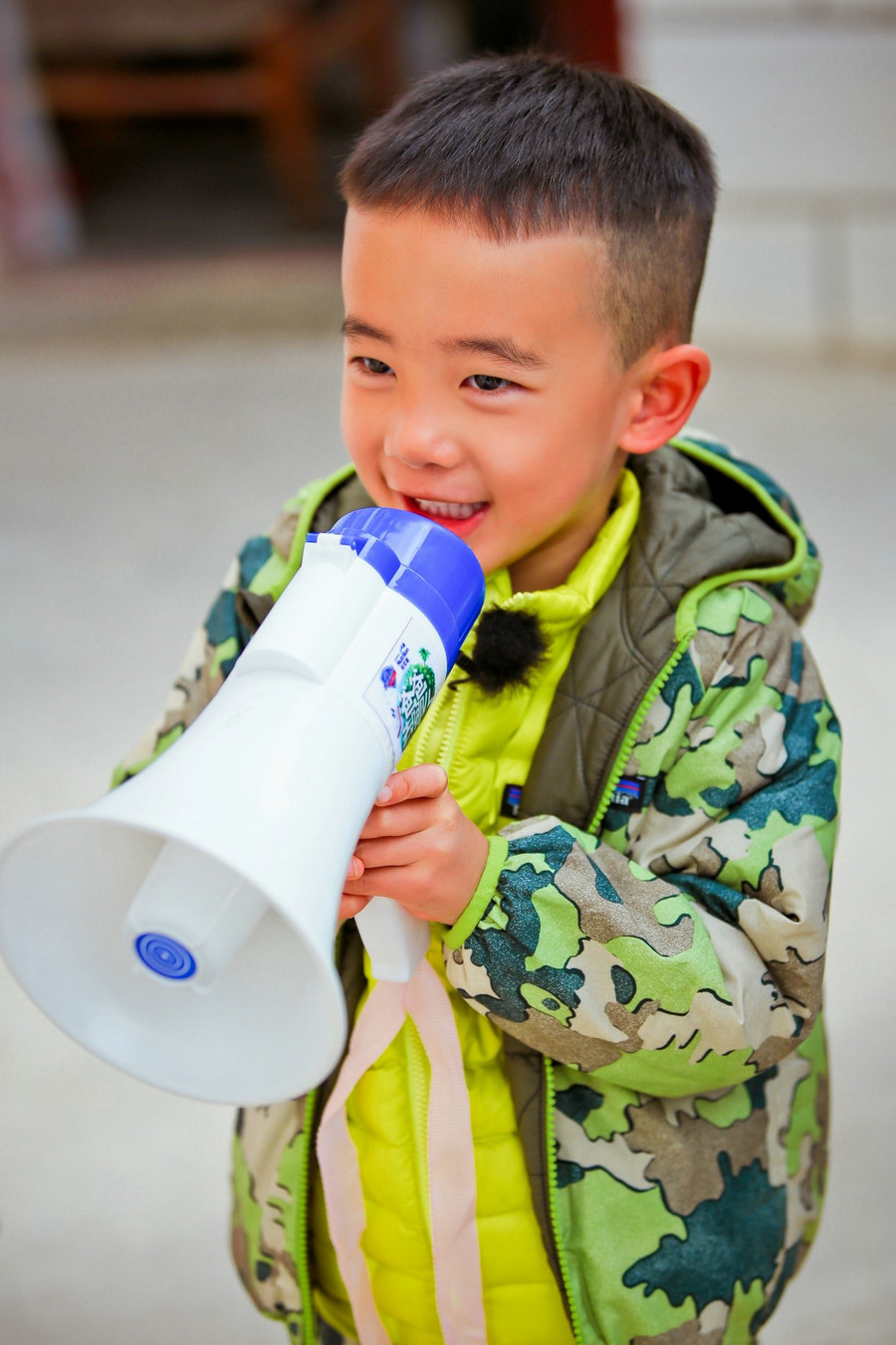 《爸爸5》Jasper小喇叭上线 皱眉喊话陈小春