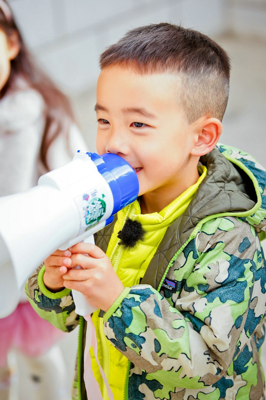 《爸爸5》Jasper小喇叭上线 皱眉喊话陈小春