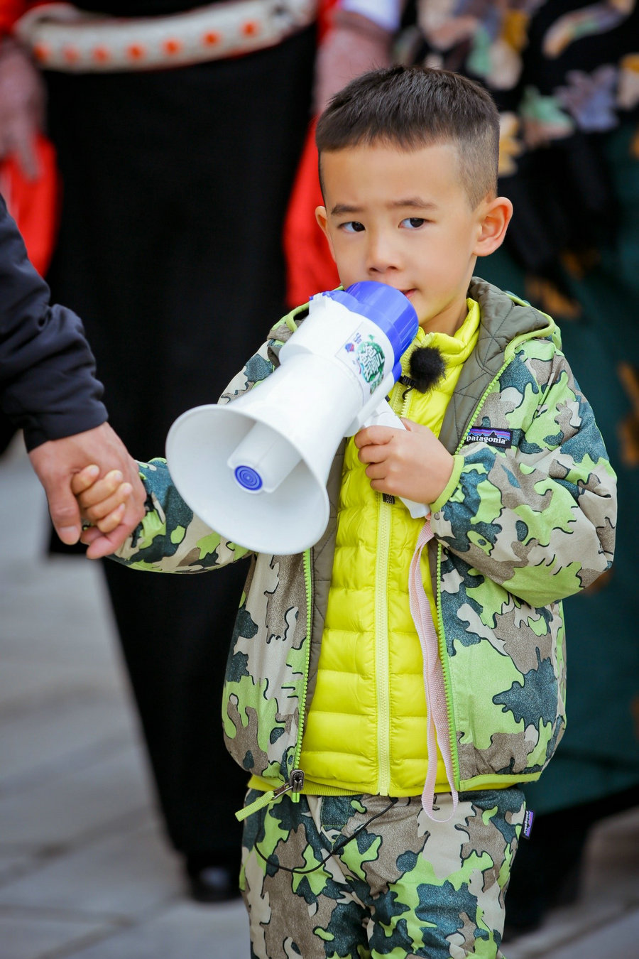 《爸爸5》Jasper小喇叭上线 皱眉喊话陈小春