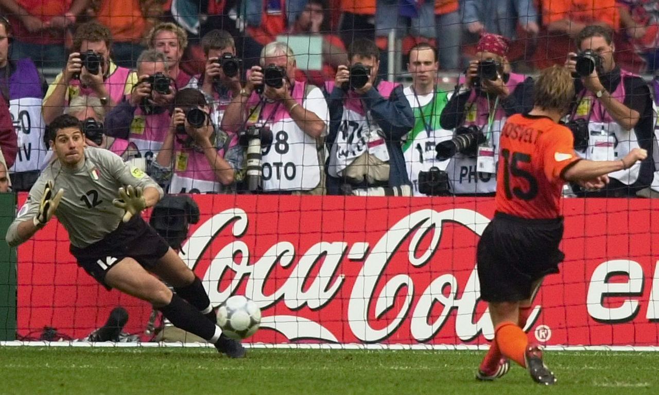 托尔多打上了主力,并且凭借对荷兰队的比赛中扑出三粒点球一战成名