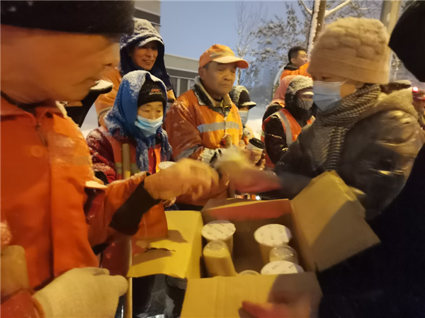 迎戰風雪 瀋陽市總工會緊急拔付500萬元為一線環衛職工執勤交警送溫暖_fororder_圖片 14