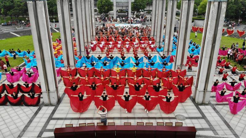 (供稿 健康圖文 三吳大地泰州 移動版)泰州戴南鎮全民健身舞大賽網絡直播點擊量近6萬