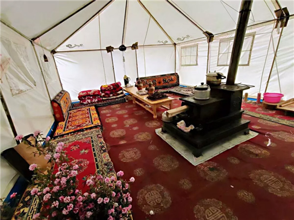 "打卡"甘孜州雅江县帐篷民宿 感受伸手摘星浪漫