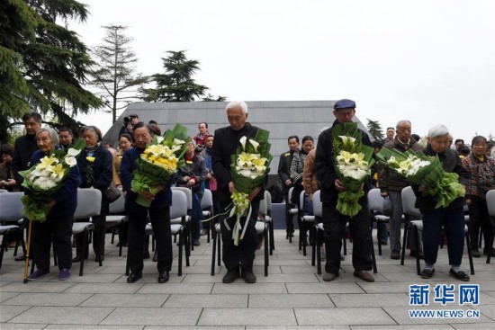 南京大屠杀幸存者及死难者遗属举行“清明祭”仪式