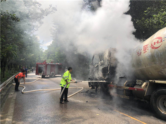 【湖北】【CRI原创】湖北鹤峰：水泥罐车路边着火 民警紧急救援