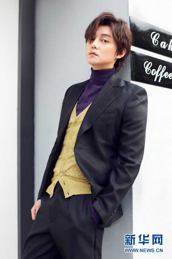 尹正时尚穿搭凸显层次感 初冬温暖示范教材