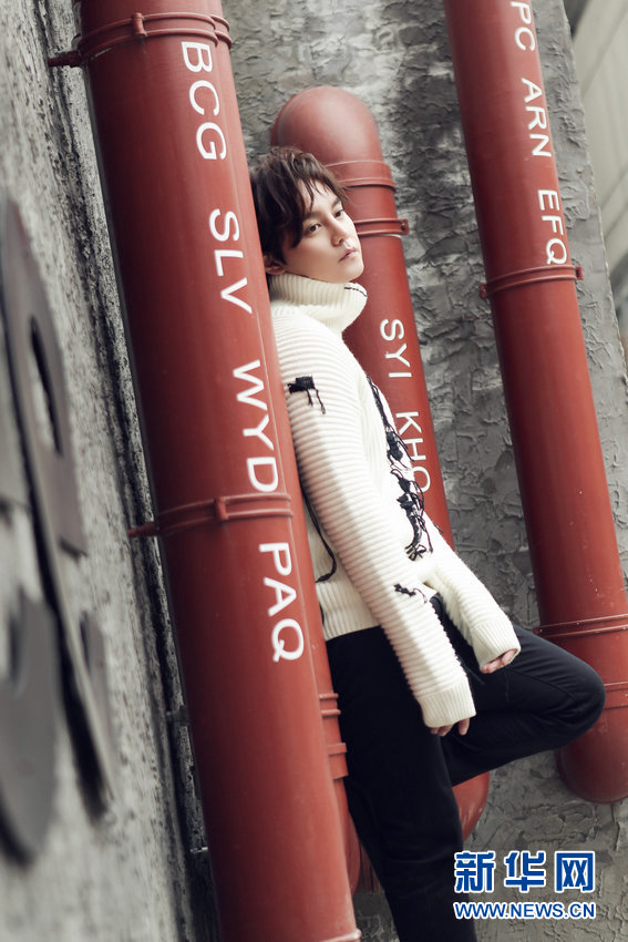 尹正时尚穿搭凸显层次感 初冬温暖示范教材