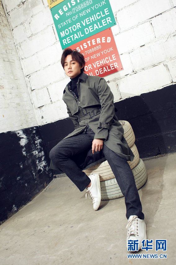 尹正时尚穿搭凸显层次感 初冬温暖示范教材