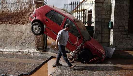 在希腊雅典附近的曼兹拉，街道上车辆受损严重_fororder_320da055d40df66c82fa252ac84bfb05