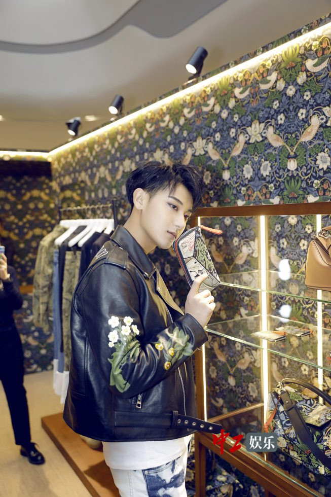 黄子韬印花皮衣出席活动 黑发清爽少年感十足