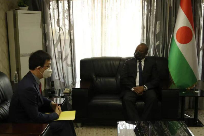 Jakadan Sin dake jamhuriyar Niger ya gana da ministan harkokin wajen kasar_fororder_微信图片_20211027102129