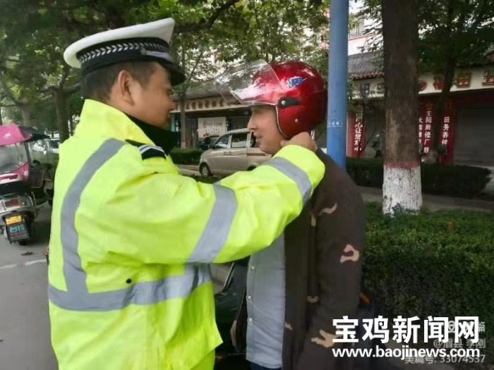 （轉載）忘戴頭盔要“朋友圈集讚” 寶雞交警創新教育勸導方式