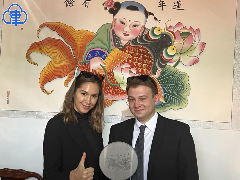 数十位中外媒体友人欣赏了建党百年剪纸艺术,体验年画制作过程,感受着