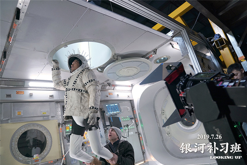 图片默认标题_fororder_白宇穿着厚重的宇航服练习动作