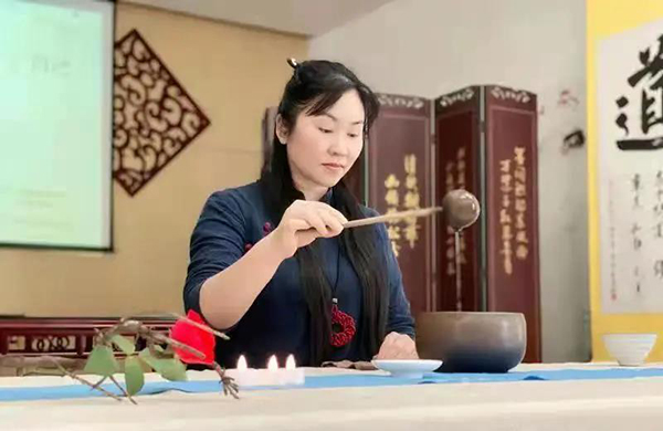 防疫有序｜都江堰推出“线上公益培训” 摄影、烹饪、茶艺线上学起来_fororder_茶艺培训老师：黄英-供图-都江堰市委宣传部