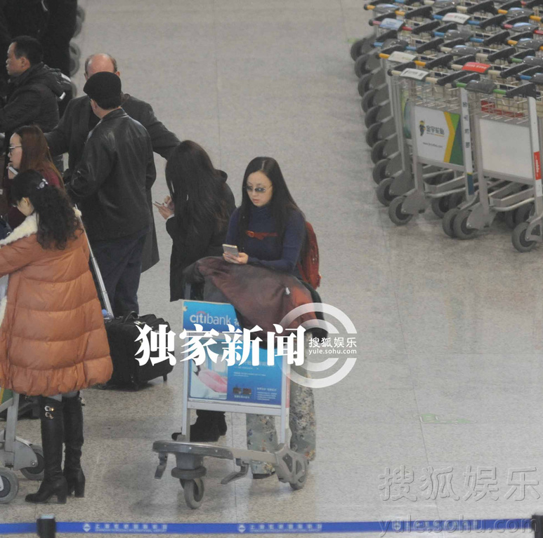 独家：徐峥带陶虹回上海 陶虹见丈夫秒展笑颜