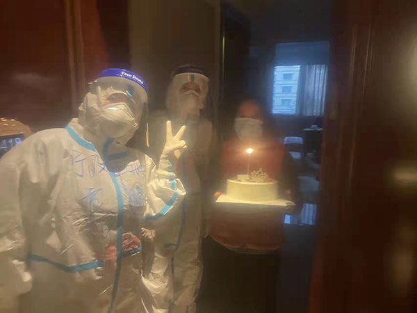 成都双流：隔离点里“过百天” 意外惊喜温暖了他们_fororder_百日庆祝蛋糕-供图-成都市双流区委宣传部